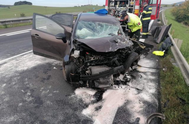 Medzi Krupinou a Dobrou Nivou sa čelne zrazil kamión s autom (foto)