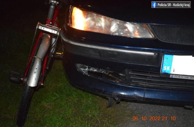 Muž kráčajúci po ceste vedľa bicykla neprežil zrážku s autom. Polícia bude zisťovať, kto pochybil (foto)