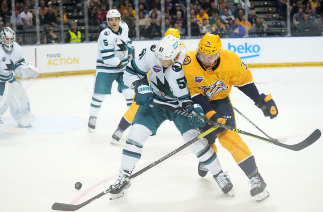 Hertlov San Jose Sharks podľahol v Prahe Nashville Predators, českí fanúšikovia sú podľa kouča vášniví (video)