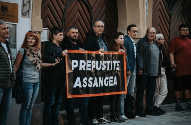 Aktivisti zablokovali ambasádu Británie v Bratislave a žiadali prepustenie Assangea, ľudia vytvoria živú reťaz