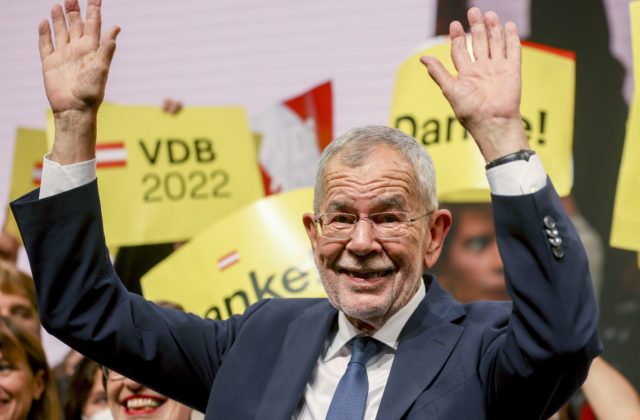 Van der Bellen ostane rakúskym prezidentom, vo voľbách porazil rivala Rosenkranza