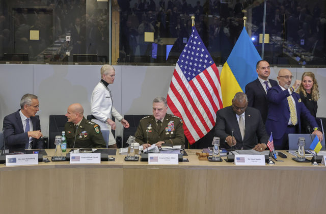 Naď a ďalší ministri obrany štátov NATO sa v Bruseli zhodli, že budú Ukrajine pomáhať aj naďalej