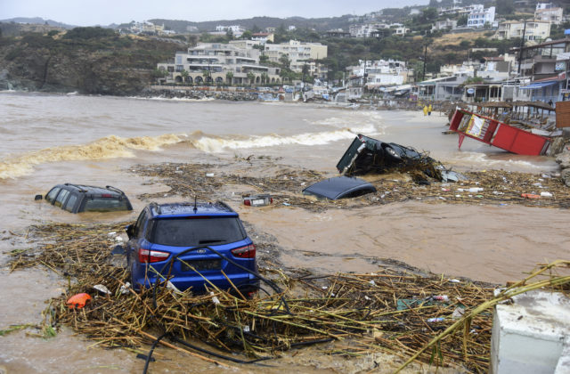 Ostrov Kréta zasiahli silné búrky a povodne. Veľká voda brala so sebou autá, jeden muž sa utopil (video)