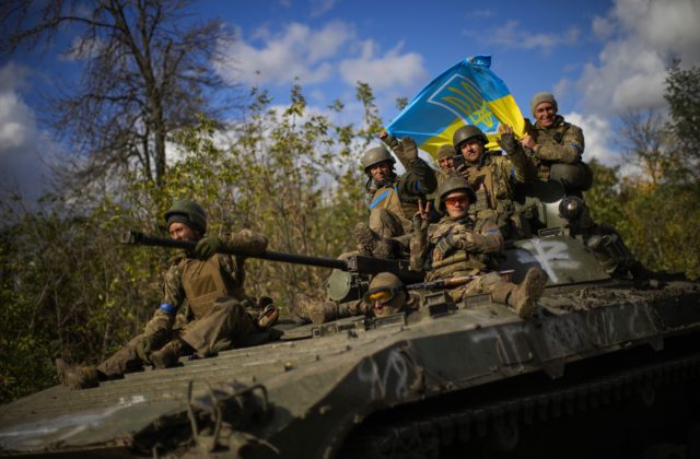 Európska únia schválila ďalšiu vojenskú pomoc Ukrajine a odobrila aj výcvik vojakov