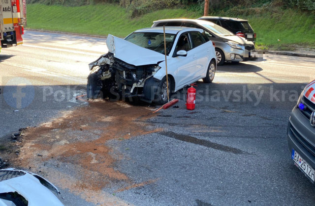 Mladá vodička narazila v Bratislave do stĺpa, jej spolujazdkyňa podľahla zraneniam (foto)