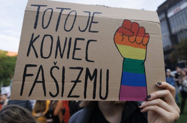 Poslanci prijali uznesenie a ostro odsúdili teroristický útok na LGBTI komunitu, vláda má prijať opatrenia