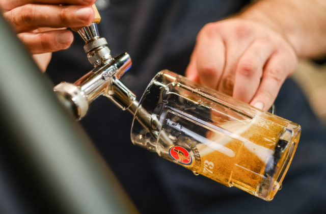 Poznáme víťazné prevádzky v čapovaní piva Zlatý Bažant´73. Nájdete ich v  Novej Dubnici, v Košiciach a v Žiline