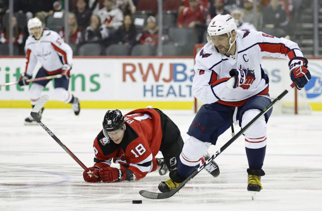 Tatar strelil svoj prvý gól v novej sezóne NHL, Ovečkin útočí na rekord Gretzkého a Kessel je ako Yandle (video)