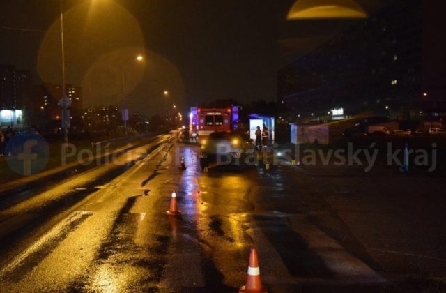 Mladý kolobežkár v Petržalke skončil po zrážke s autom v nemocnici (foto)