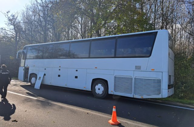 Neďaleko Dunajskej Stredy zišiel autobus mimo cesty a narazil do stromov, na mieste zasahujú hasiči