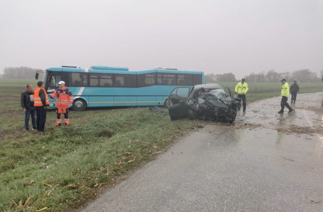 Auto narazilo pri Chotíne do autobusu, skončilo sa to tragédiou (foto)