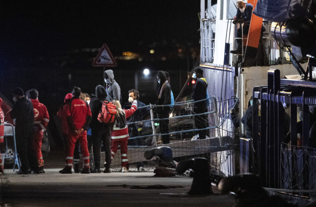 Talianske úrady neumožnili 35 migrantom vystúpiť z lode na Sicílii, poslanec parlamentu označil prístup vlády za neľudský