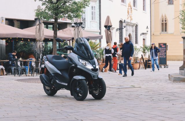 Prejde zápchou, neplatí za parkovanie a ponúkne komfort mestského auta. Piaggio má riešenie do preplnených miest