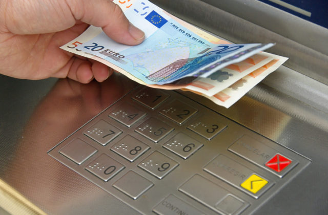 Žena našla v bankomate 550 eur, čelí obvineniu