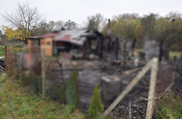 Požiar zachvátil záhradnú chatku neďaleko obce Čižatice, hasiči v zhorenisku našli jednu osobu bez známok života