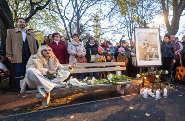 Lavička Mekyho Žbirku je opäť v parku na Račianskom mýte, mesto ju zrepasovalo a pridalo aj niečo nové (foto)