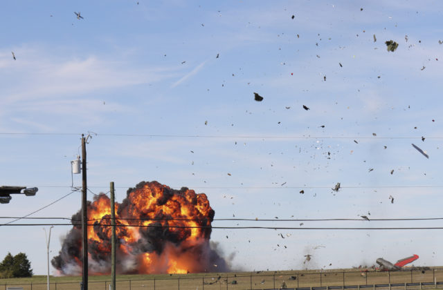 Leteckú šou v Dallase ukončila smrteľná havária, keď sa stíhačka zrazila s bombardérom (video)