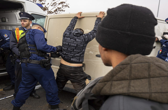 Pašeráci na diaľnici M5 strieľali na policajtov, naháňačka sa skončila až v hlavnom meste (foto)