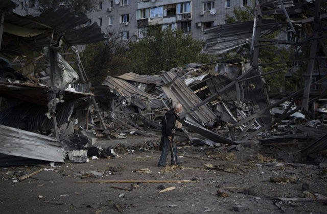 Rusko udrelo na ukrajinské centrum distribúcie pomoci. V čase útoku vraj rozdávali chlieb, zranilo sa päť ľudí