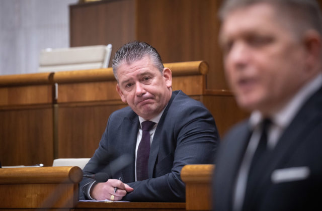 Minister Mikulec prežil v parlamente ďalšie odvolávanie, na jeho koniec vo funkcii chýbalo päť hlasov (video)