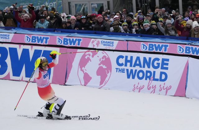 Shiffrinová prišla v Killingtone o unikátnu sériu, Holdenerová ukončila dlhé čakanie na slalomový triumf (video)