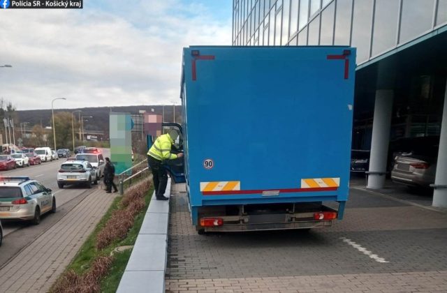 Vodič pri cúvaní zrazil chodkyňu, neprežila (foto)