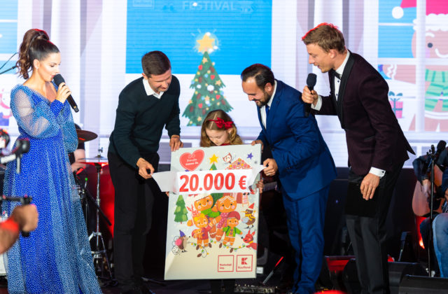 Aby rodiny mohli ostať spolu: Kaufland odovzdal šek so sumou 20 000 eur