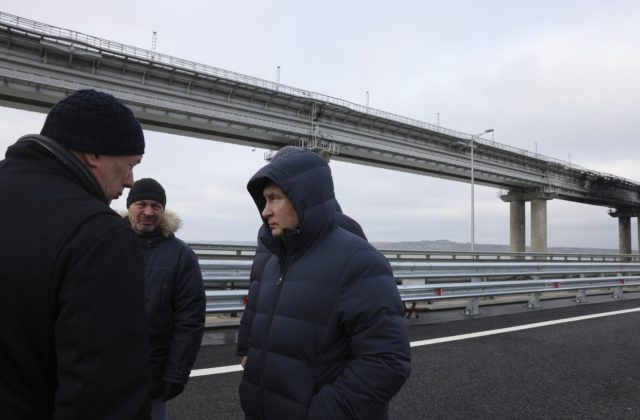 Putin sa premával po poškodenom Krymskom moste, chcel tak zvýšiť ruskú morálku