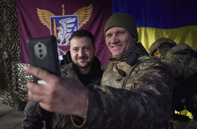 Prezident Zelenskyj sa v Charkovskej oblasti fotil s vojakmi a navštívil zdravotníkov