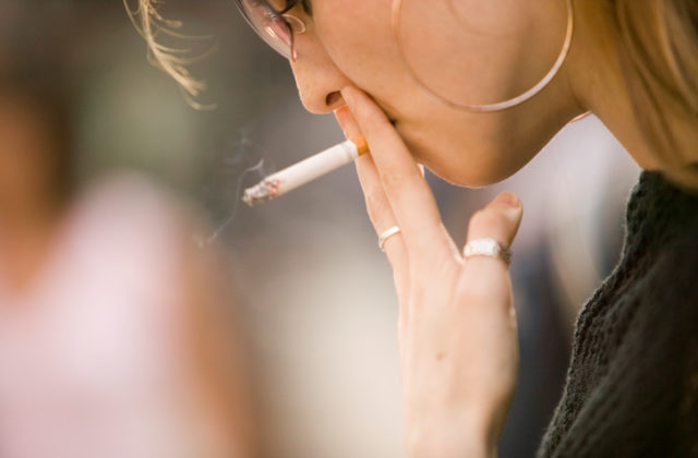 Vláda zavádza komplex opatrení na zníženie dopytu po tabakových výrobkoch, pri neplnoletých avizuje prísnejšiu represiu