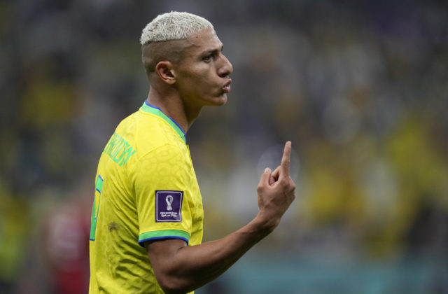 Richarlison oplakával s fanúšikmi vypadnutie Brazílie na MS v Katare až tak, že skoro zameškal autobus na letisko