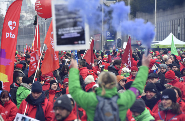 Tisíce ľudí protestovali v Bruseli proti zdražovaniu, žiadali aj zmrazenie cien energií (foto)