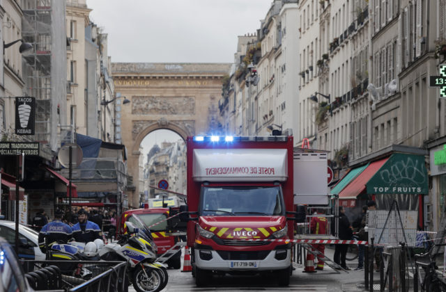 Streľba v Paríži si vyžiadala obete aj zranených, zatkli podozrivého