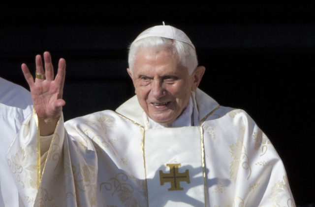 Stav Benedikta XVI. je vážny. Zlé správy o jeho zdraví vyvolávajú otázky, čo sa stane, keď zomrie