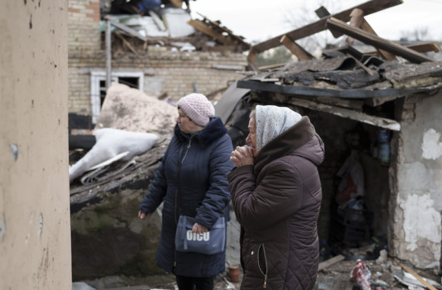 Počas najnovšieho ruského raketového útoku zahynuli na Ukrajine traja ľudia, poškodené boli aj obytné budovy