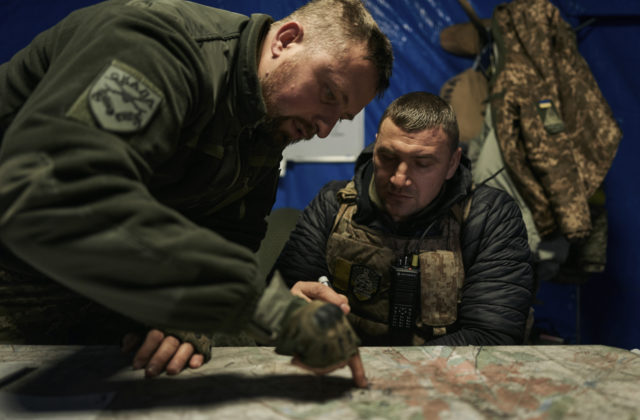 Ruská armáda má presmerovávať zdroje do boja o Bachmut, Ukrajinci musia denne odolávať desiatkam útokov