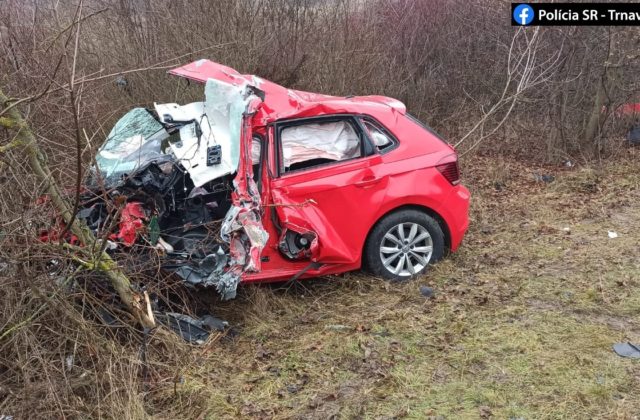 Čelná zrážka kamiónu s autom pri obci Hoplotovce si vyžiadala život mladej ženy (foto)