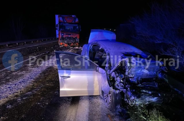 Šofér Volkswagenu vyletel pri Strečne do protismeru, zrážka s kamiónom skončila tragicky (foto)