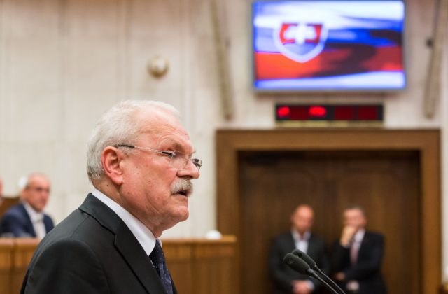 Kto nahradí prezidenta Zemana? V Česku sa začali voľby a voliči majú na výber z ôsmich kandidátov