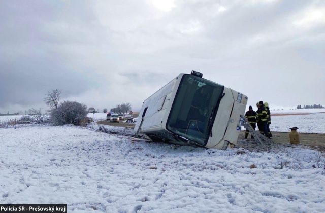 Sneženie pod Tatrami komplikuje situáciu na cestách, autobus dostal šmyk a prevrátil sa na bok