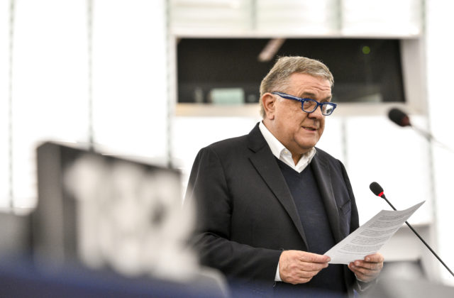 Kľúčový podozrivý v korupčnom škandále siahajúcom do europarlamentu bude hovoriť výmenou za nižší trest
