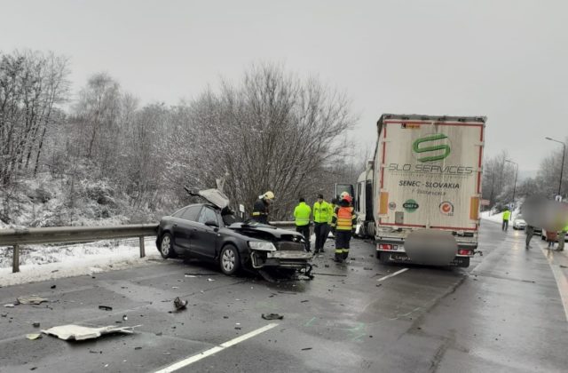 Zrážka auta s kamiónom si v Kriváni vyžiadala jeden život, cestu museli uzavrieť (foto)