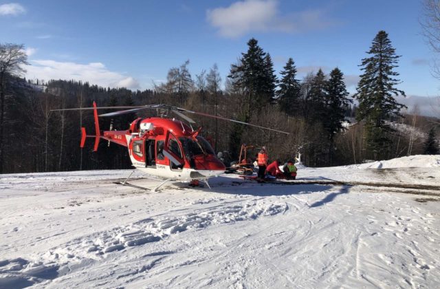 V lyžiarskom stredisku Veľká Rača sa vážne zranil 22-ročný lyžiar, zasahovať musel aj vrtuľník