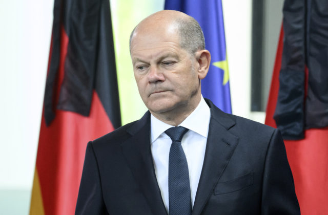 Nemecko vylúčilo poslanie stíhačiek Ukrajine, NATO nie je vo vojne s Ruskom a „nedovolí takúto eskaláciu“, povedal Scholz