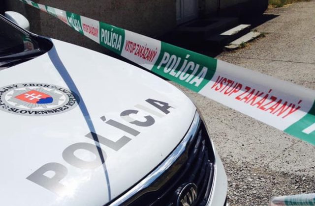 Dráma v Trnave: Policajní vyjednávači niekoľko hodín presviedčali muža, ktorý chcel skočiť zo strechy paneláku
