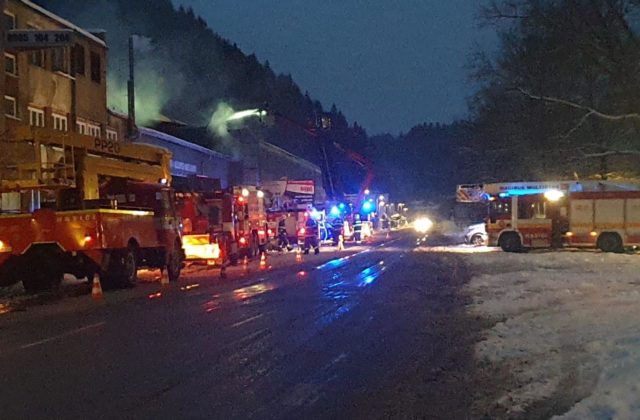 V Ružomberku horela lakovňa, hasičom sa oheň podarilo dostať pod kontrolu po niekoľkých hodinách