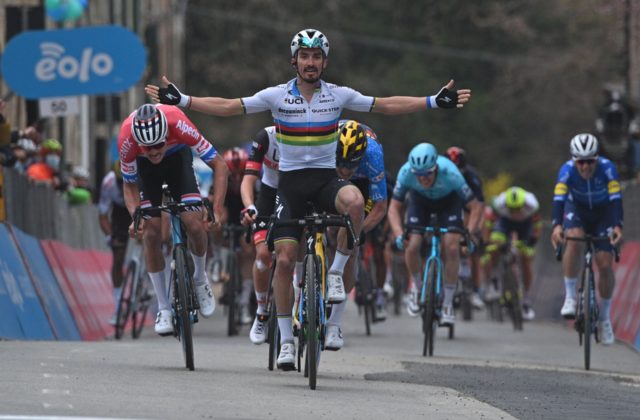 Alaphilippe sa stal víťazom druhej etapy na Tirreno-Adriatico, Sagan mal manko vyše 15 minút