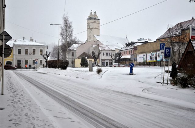 Spod trosiek domu v Sýrii zachránili novorodeniatko, so svojou mŕtvou matkou bolo ešte prepojené pupočnou šnúrou (foto)