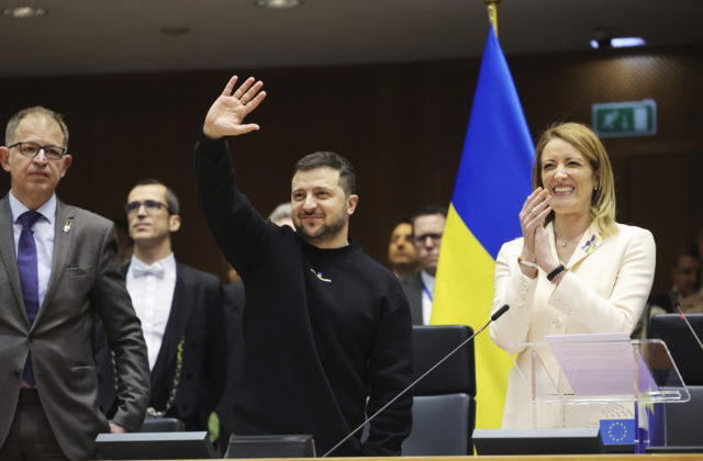 Mimoriadny summit EÚ rieši tri hlavné otázky, do Bruselu prišiel aj prezident Zelenskyj