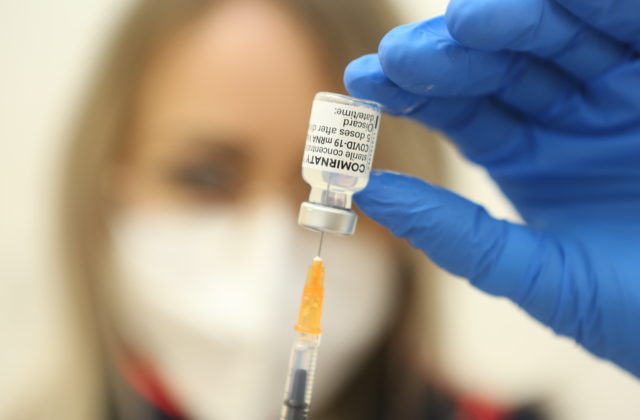 Rakúsky okres Schwaz trápi juhoafrický variant koronavírusu, zaočkovať chcú všetkých nad 16 rokov